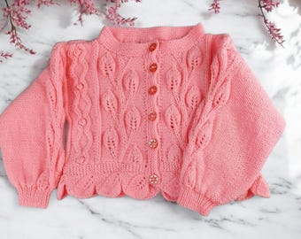 Handgebreid roze babyvest, 1-2 jaar, kabelgebreid blad met geschulpte zoom