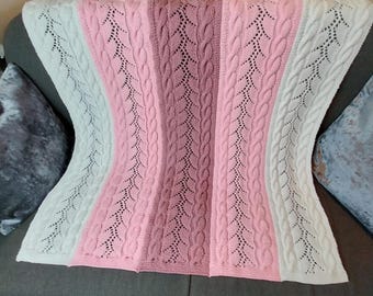 Copertina per neonati rosa e bianca lavorata a mano, regalo per neonati in maglia a trecce