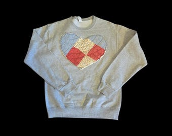 Sudadera reciclada con parche de corazón vintage / Sudadera de patchwork única hecha a mano / Ropa reutilizada
