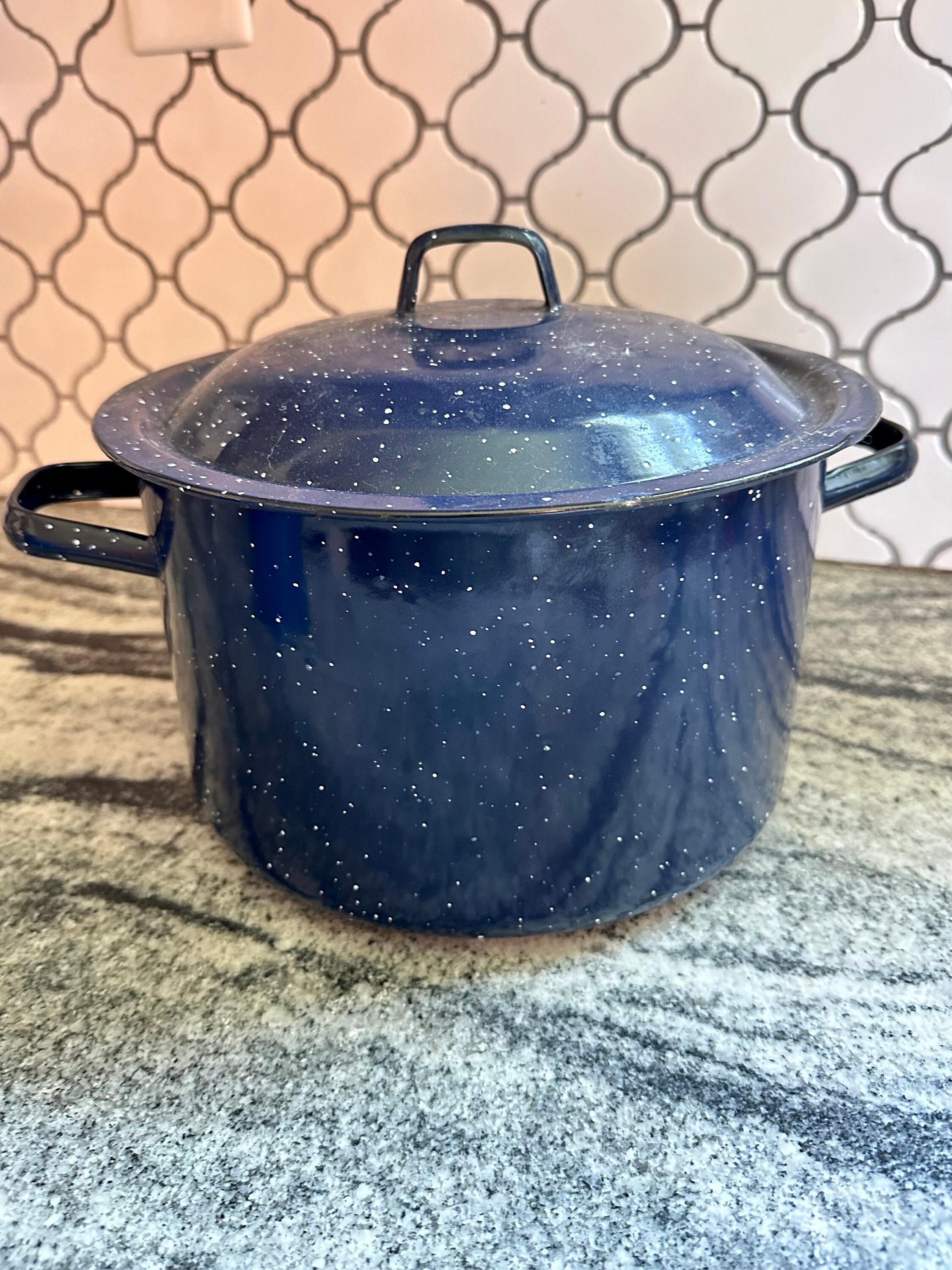 2 Quart Vintage somerset Enamelware Pot With Lid and White Handles Enameled  Pot With Pink Flowers and Blue Ribbon 