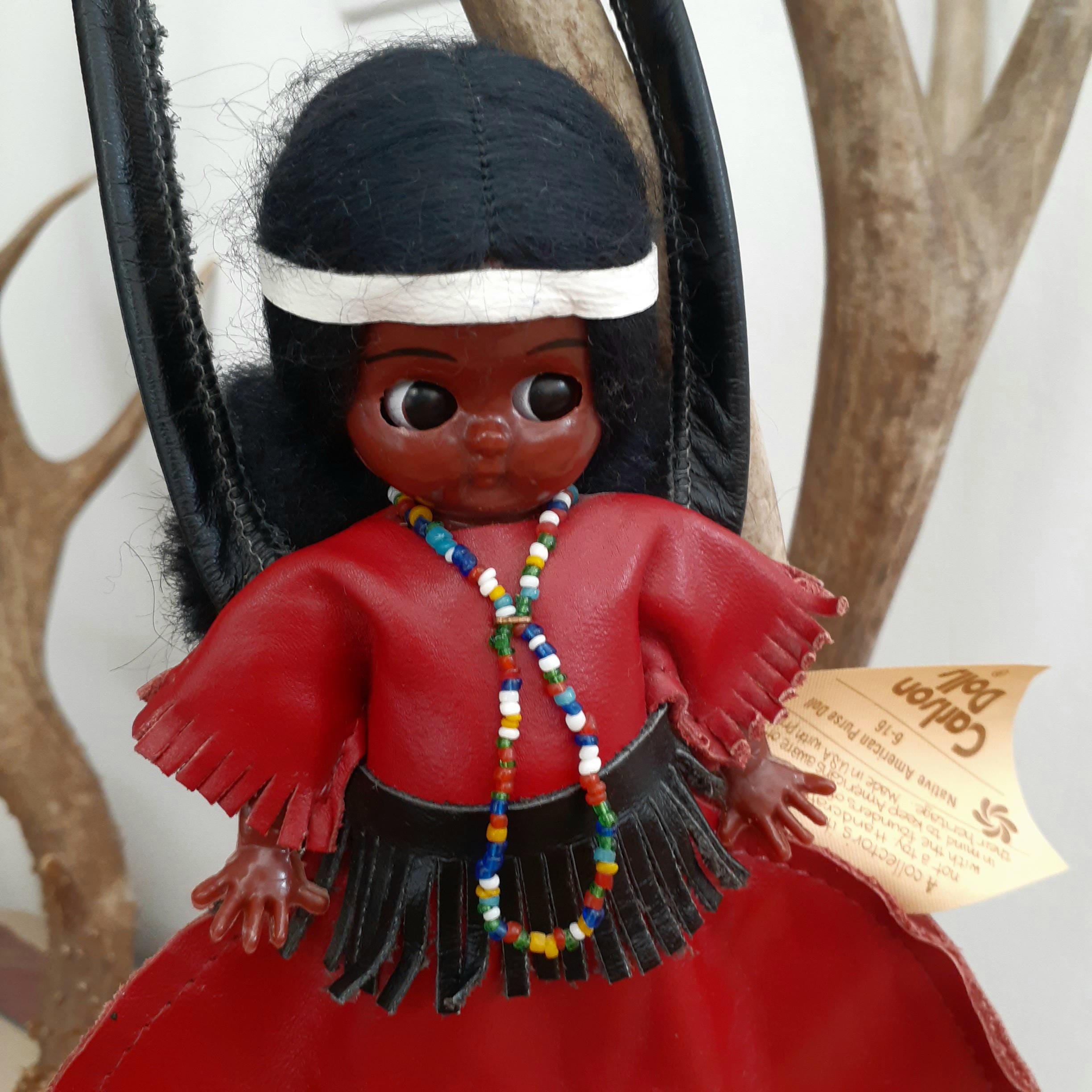 Vintage / Carlson Dolls / Native American Purse Doll / Open