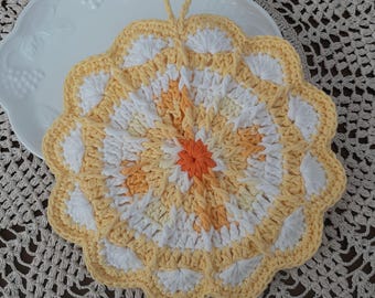 Handmade / Scalloped Pot Holder / Round Crocheted / 9 1/4 "D / One Hot Pad / Hostess Gift / DOUBLE THICK / Lg / Yellow White Orange / COTTON