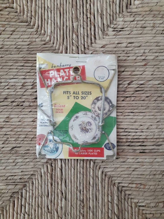 c 1959 / One (1)  Kenberry Plate Hanger / Single Plate Holder / Fits Sizes 5" - 20" / USA Patent No 2826384 / Retro Assembly / UNOPENED