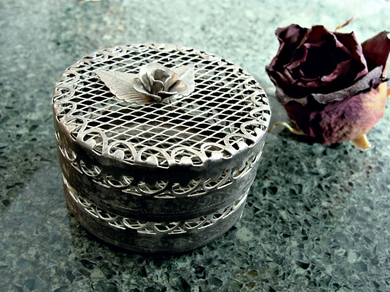 Vintage / Wee Little Jewelry Box / Flower & Leaves on Lid / Etsy