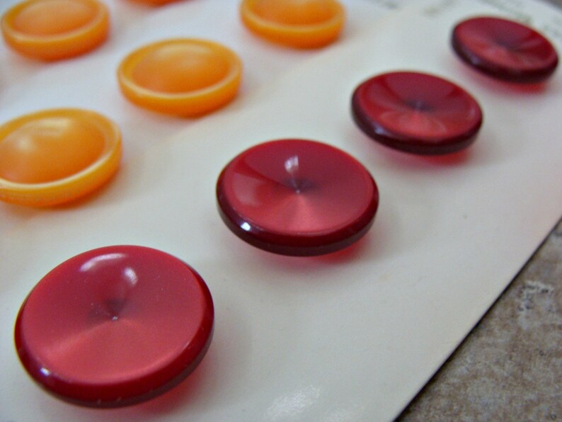 Lot de 65 boutons La Mode, B. Blumenthal, différentes tailles et couleurs, boutons neufs anciens - France