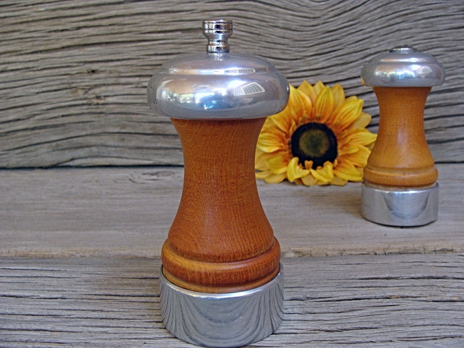 Vintage / OLDE THOMPSON / Salt Shaker / Pepper Grinder / Set / Etsy