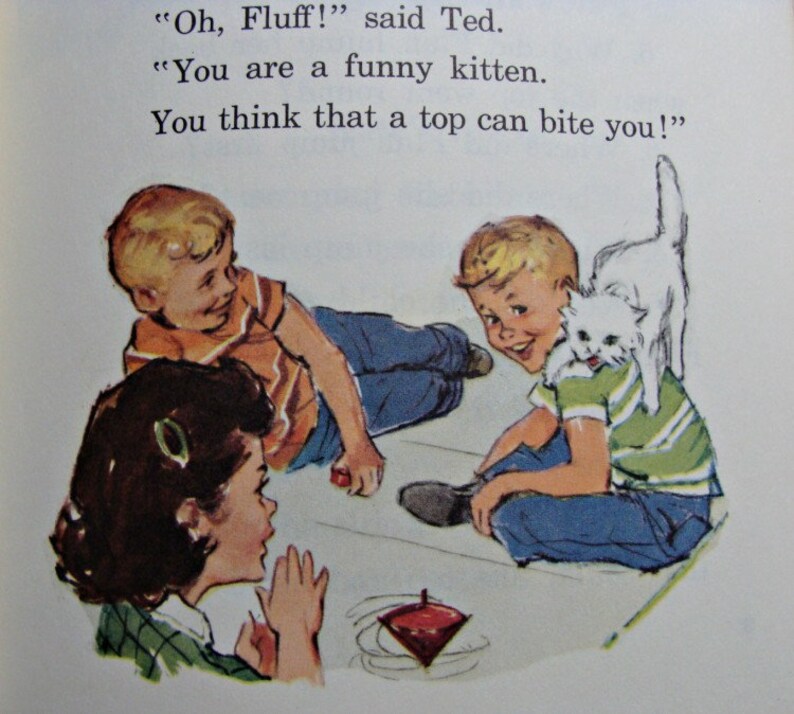 Może przedstawiać: Ilustracja z książki dla dzieci przedstawiająca troje dzieci i białego kotka. Tekst brzmi: &bdquo;Och, Fluff!&rdquo; powiedział Ted. &bdquo;Jesteś zabawnym kociakiem. Myślisz, że bąk może cię ugryźć!&rdquo; Czerwony i brązowy bąk leży na podłodze.