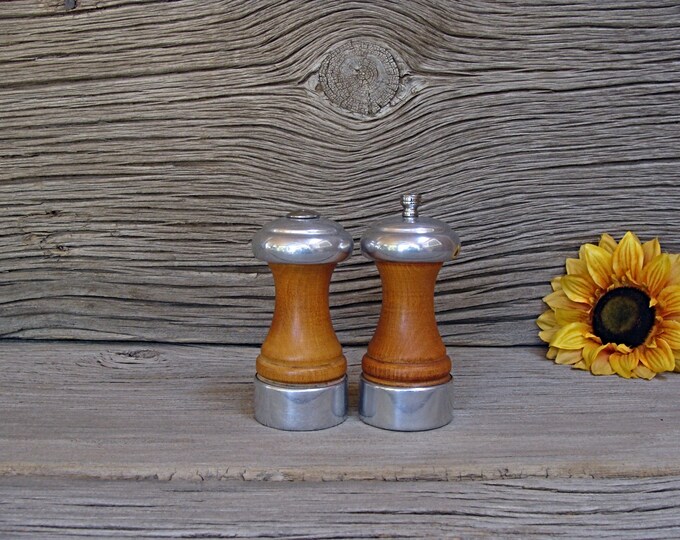 Vintage / OLDE THOMPSON / Salt Shaker / Pepper Grinder / Set / Etsy