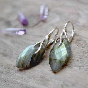 boucles d'oreilles en labradorite /// boucles d'oreilles pendantes en labradorite bleue ou verte sur des brins d'argent sterling • boucles d'oreilles avec pierres précieuses • sur commande