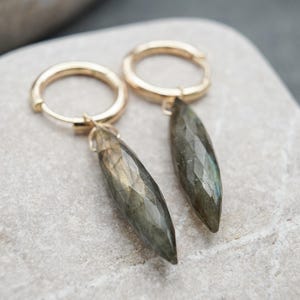 Boucles d'oreilles en labradorite /// Boucles d'oreilles pendantes en labradorite bleue sur créoles remplies d'or 14 carats • Boucles d'oreilles longues pendantes avec pierres précieuses naturelles • OOAK