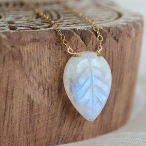 collier de pierre de lune arc-en-ciel /// petit pendentif en pierre de lune feuille sculptée à la main • bijoux de pierres précieuses minimalistes • pierre de naissance de juin