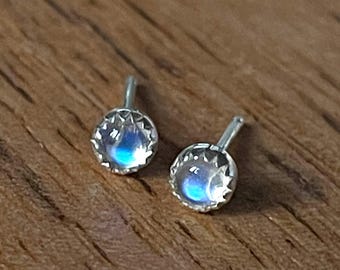 Pendientes pequeños de piedra lunar: 3 mm. Piedras preciosas de plata de ley, piedra lunar, amatista, labradorita, turquesa, ónix verde.