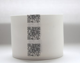 Weiß Steingut feine Englisch Bone China Teelichthalter, Kerze, kleine Vase mit einem Streifen von QR-Codes - illustrierte Keramik