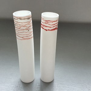 Dekorative dünne hohe Mini-Vase aus feinem Bone China mit rotem Emaille - Knospe Vase ein von einer Art