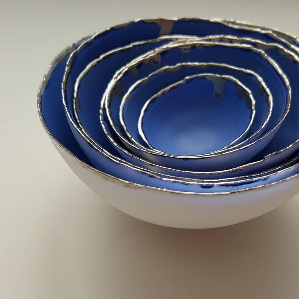 Set van 7 steengoed fijne bone porseleinen nestschalen in blauw en wit met echte platina afwerking. Cadeau voor haar