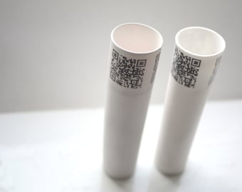 Vase tube en porcelaine anglaise fine avec les codes QR - soliflore