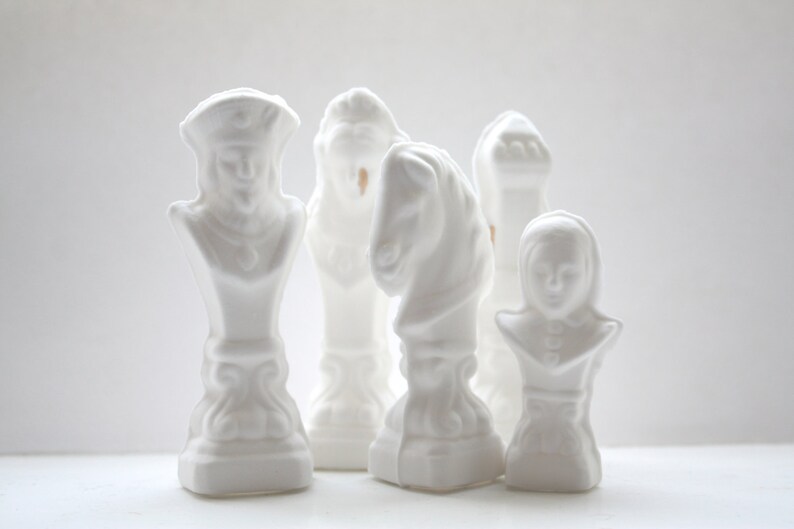 Chess piece The Queen from English fine bone china with a gold tear zdjęcie 4