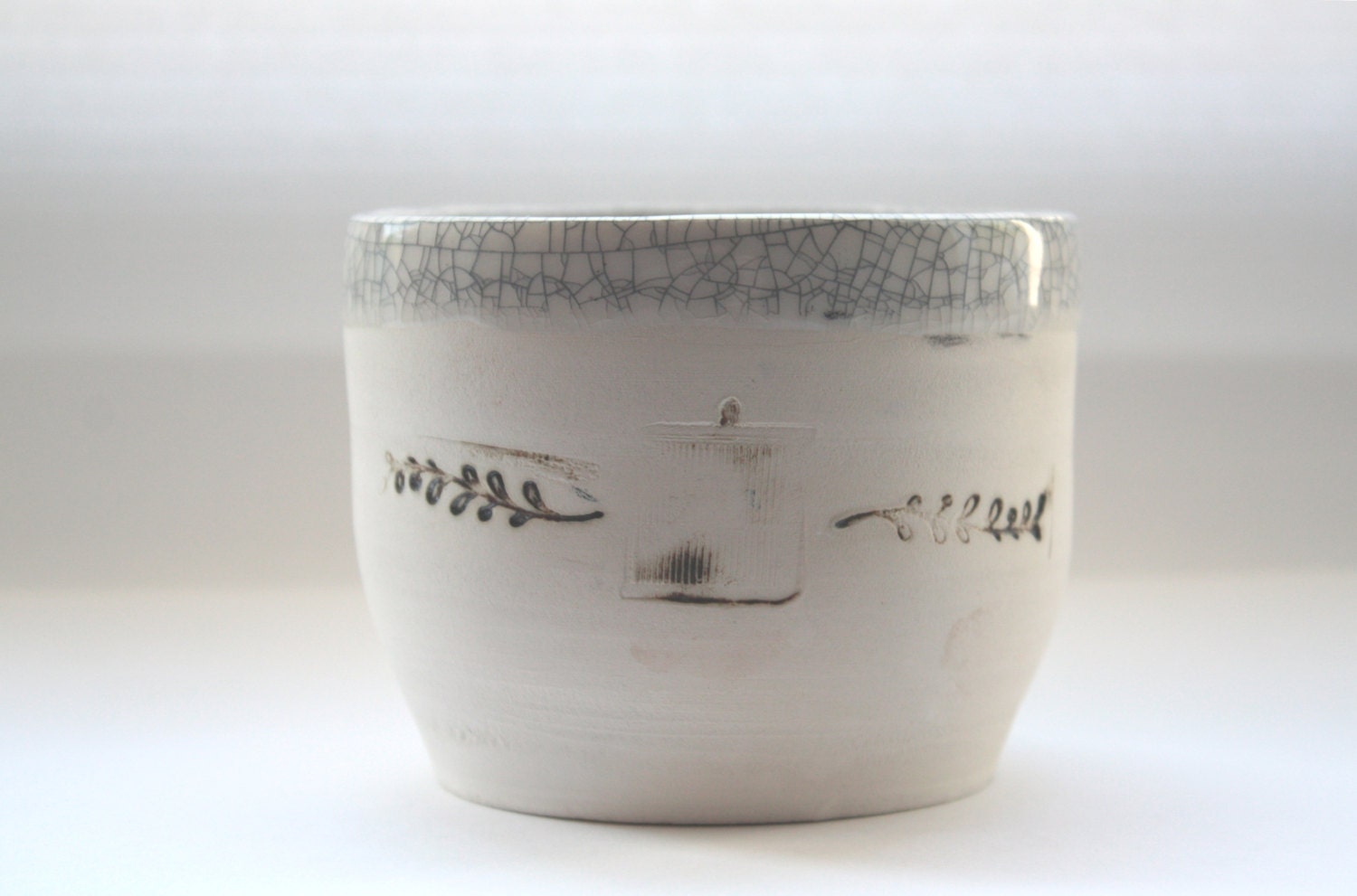 Vaisseau de Faïence Handthrown avec Un Regard Âgé et Des Branches en Relief La Cage d'oiseau