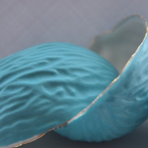 Grandes coquilles de noyer de porcelaine de grès avec lextérieur bleu et lor réel, plat danneau porte-anneau image 2
