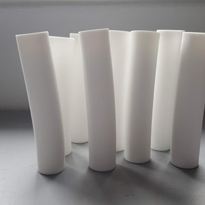 Wazon rurkowy wykonany z kamionki z angielskiej porcelany kostnej - wazon na pąki