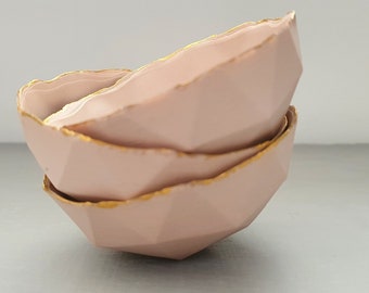Poliedro facetado geométrico en cuenco rosa tostado hecho de porcelana de hueso fino con acabado de oro mate real - plato de anillo
