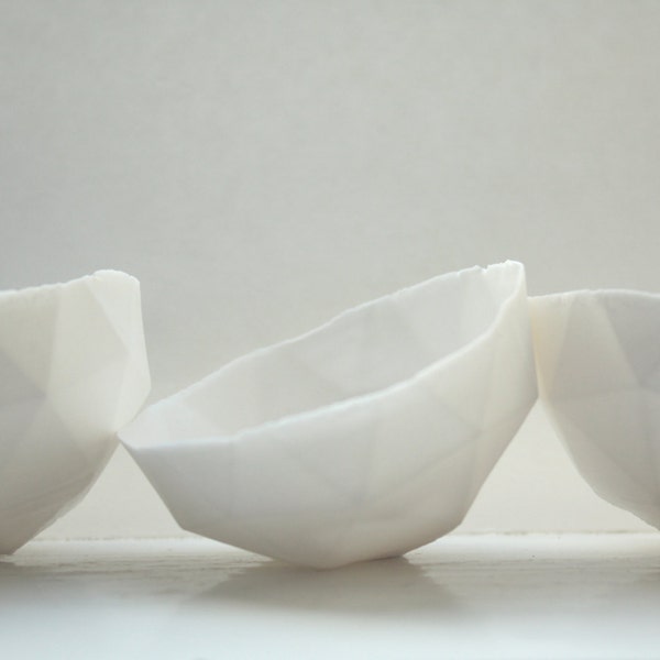 Bol blanc pur en polyèdre à facettes géométriques fait de porcelaine fine d’os de grès - décor géométrique - plat d’anneau - porte-anneau