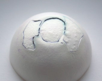 Petit bol décoratif. Grès décoratif anglais fine porcelaine d’os petit bol avec la teinte verte et pourpre.
