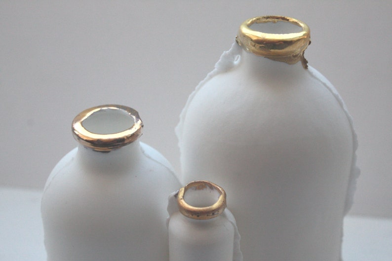 Trío de botellas inglesas de porcelana de hueso fino con llantas de oro imagen 2