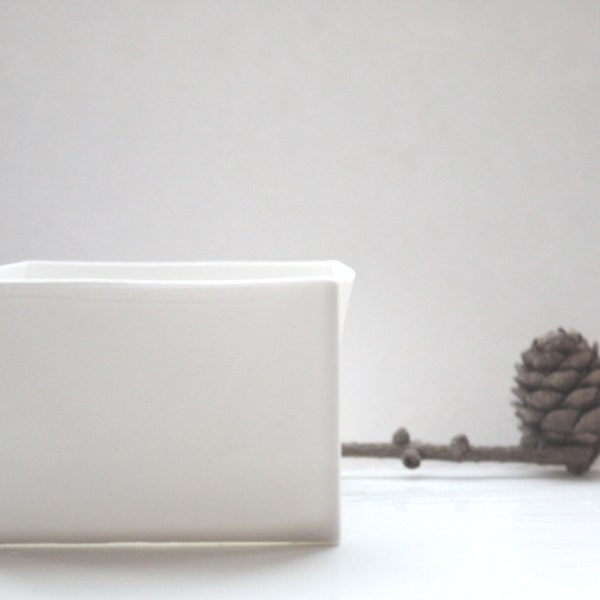 Grand cube blanc pur en porcelaine fine anglaise - décor géométrique