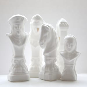 Schachfigur - The Rook aus englischem Fine Bone China mit einem Goldtropfen.