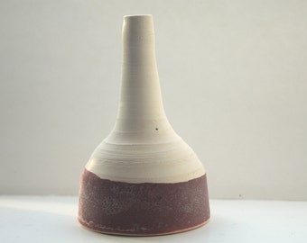 Abstrakte klobige kleine Steingut Keramik Flasche mit roter Glasur, von Hand geworfen