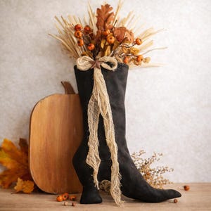 Media larga de bruja, colgador de ganchos rústico para el hogar, colgador de puerta, adorno para estante, bota de bruja vieja hecha a mano para Halloween, calabazas pequeñas, flores de otoño, bricolaje