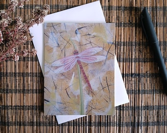 Skurrile und wilde Notiz / Geschenkkarte - Einsame Libelle balanciert auf einem Grashalm - Warme erdige Kunst