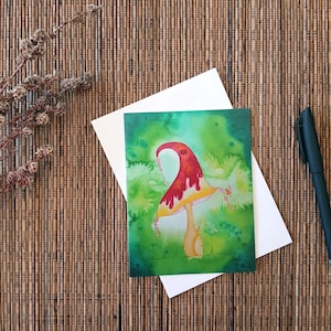 Wunderliche leere Notizkarte / Geschenkkarte - Rotes und gelbes Pilz-Feenhaus mit lebendigem grünem Aquarell Hintergrund