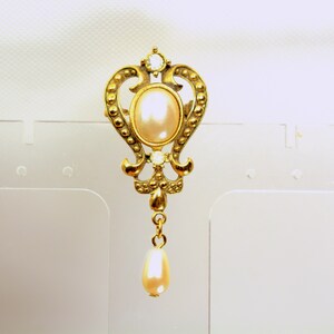 Victorian Style Dangle Pearl Brooch Pin