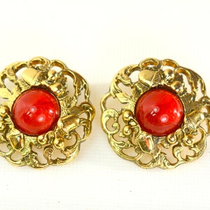 Pendientes Victorian 1928 Jewelry Company con clip en tono dorado y cabujón rojo