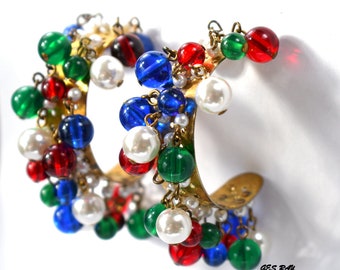 Brincos de argola pendurados com contas de vidro Gripoix vermelho, azul e verde, MIRIAM HASKELL, início dos anos 1930, sem assinatura
