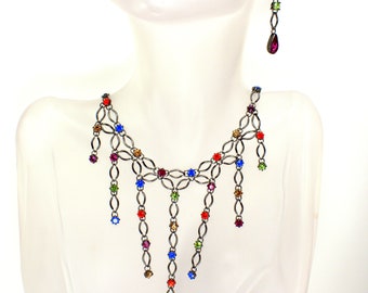 Anne Klein AKII Jewelry Conjunto de collar y aretes en forma de cascada con diamantes de imitación multicolores