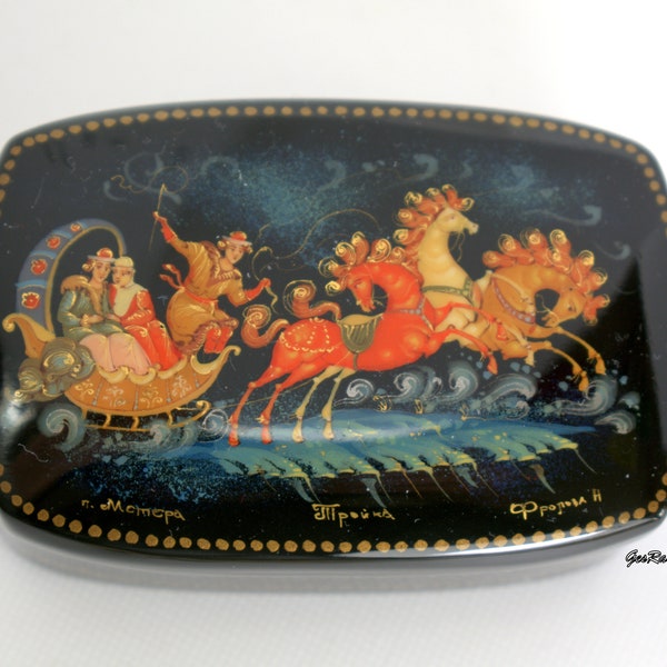 laque russe vintage Palekh Miniature Conte de fées Troïka d’hiver, signé par l’artiste, Art populaire russe Papier Mache