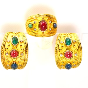 Declaración Conjunto de joyería etrusca bizantina Cabujones de vidrio Gripoix Pendientes y anillo de aro chapados en oro, estilo Christian Dior Edouard Rambaud