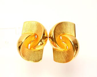 Les Bernard Gold Clip Earrings: Vintage Geometric Swirl Statement Jewelry