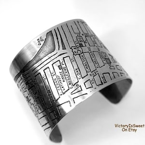 Brazalete ancho con mapa de Chicago, Illinois, brazalete modernista del centro de la ciudad en tono plateado FUGU