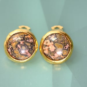 Kenneth Jay Lane KJL gehamerde clipoorbellen jaspissteen cabochon, vintage Kenneth Jay Lane KJL-sieraden