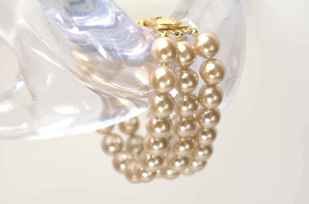 FAUX PEARL STATEMENT BANGLE (Cream)