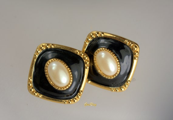 Vintage Avon Earrings Faux Pearl Black Enamel But… - image 1