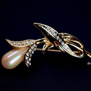 Vintage Pearl Flower Brooch Pin, Gold Tone Stem image 2