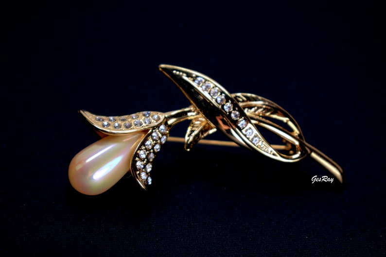Vintage Pearl Flower Brooch Pin, Gold Tone Stem image 2
