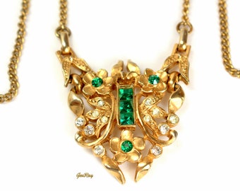 Victoriaanse Revival hanger ketting met gehamerde, sierlijke Etruskische smaragdgroene strass-steentjes