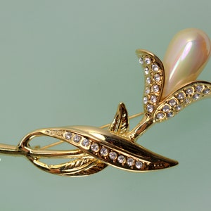 Vintage Pearl Flower Brooch Pin, Gold Tone Stem image 1