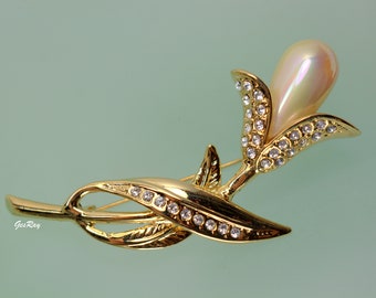 Vintage Pearl Flower Brooch Pin, Gold Tone Stem